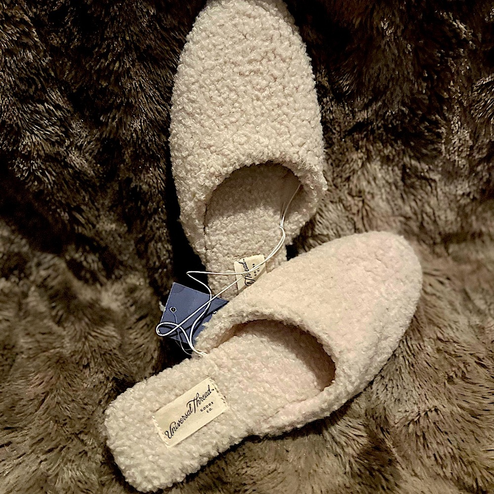 Brand new with tags, Universal Thread slides. Size 8.5